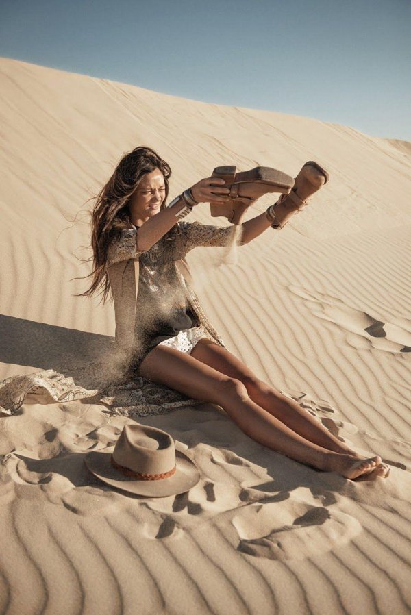 Девушка и пустыня