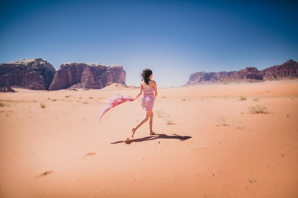 Девушка и пустыня