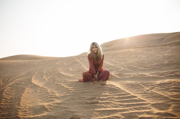 Девушка и пустыня