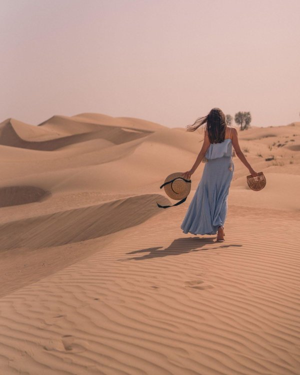 Девушка и пустыня
