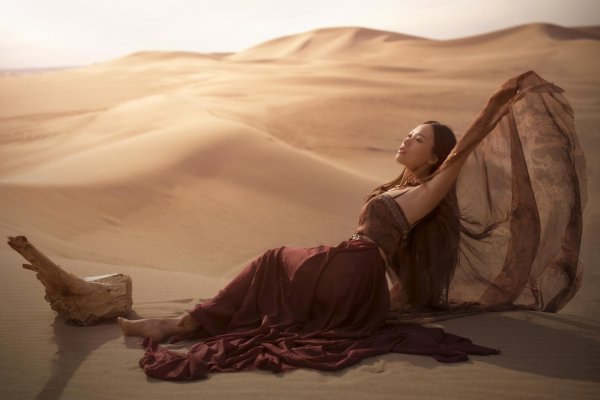 Девушка и пустыня