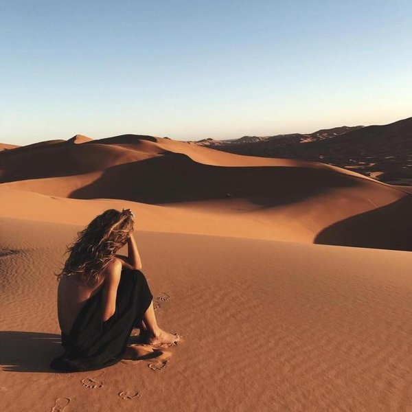 Девушка и пустыня