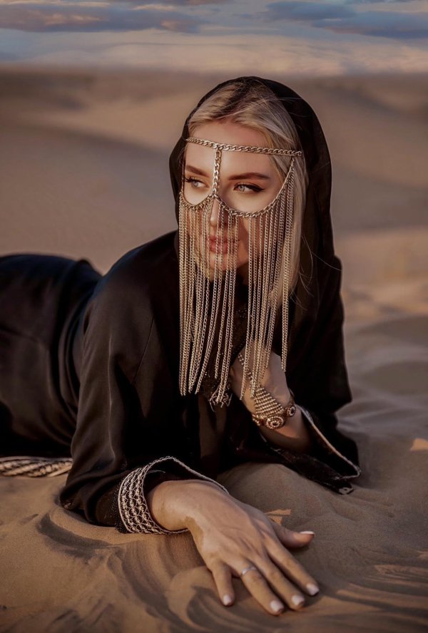 Девушка и пустыня