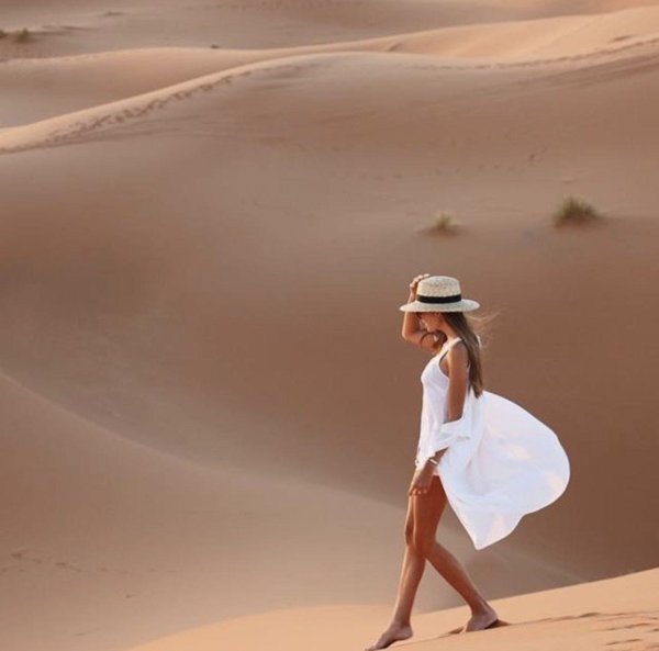Девушка и пустыня