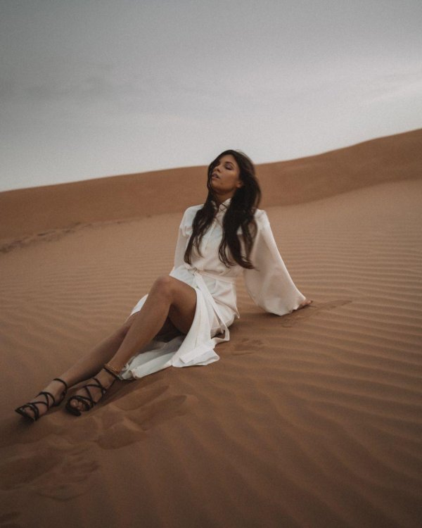 Девушка и пустыня
