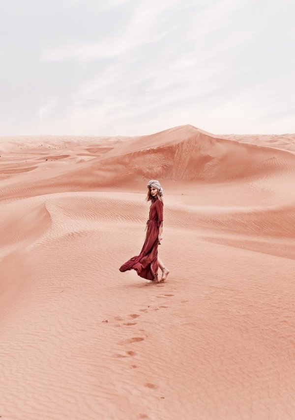 Девушка и пустыня