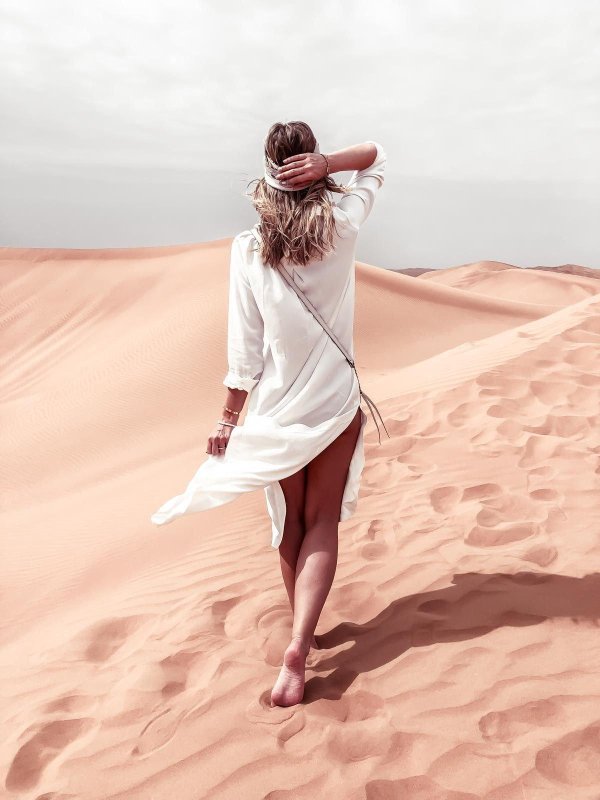 Девушка и пустыня