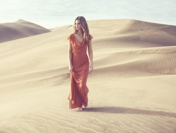 Девушка и пустыня