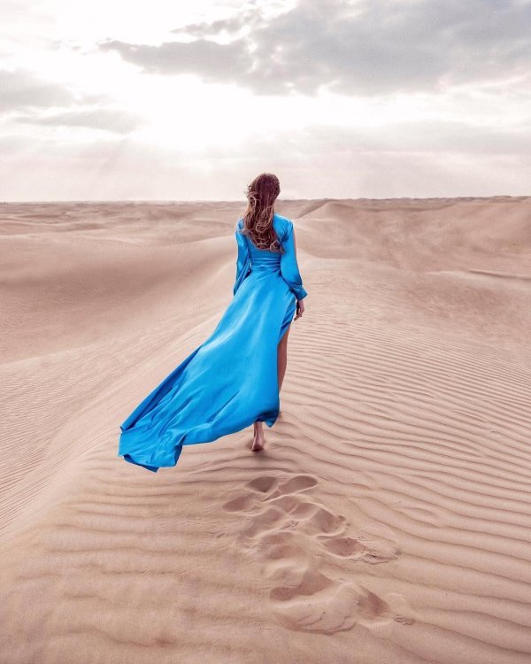 Девушка и пустыня