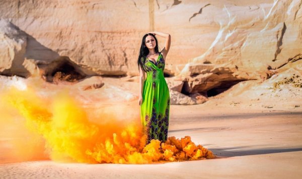 Девушка и пустыня