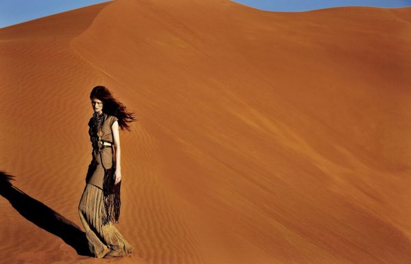 Девушка и пустыня