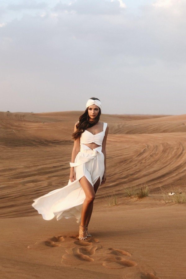 Девушка и пустыня