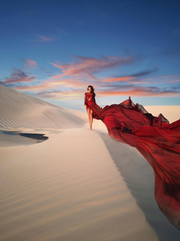 Девушка и пустыня
