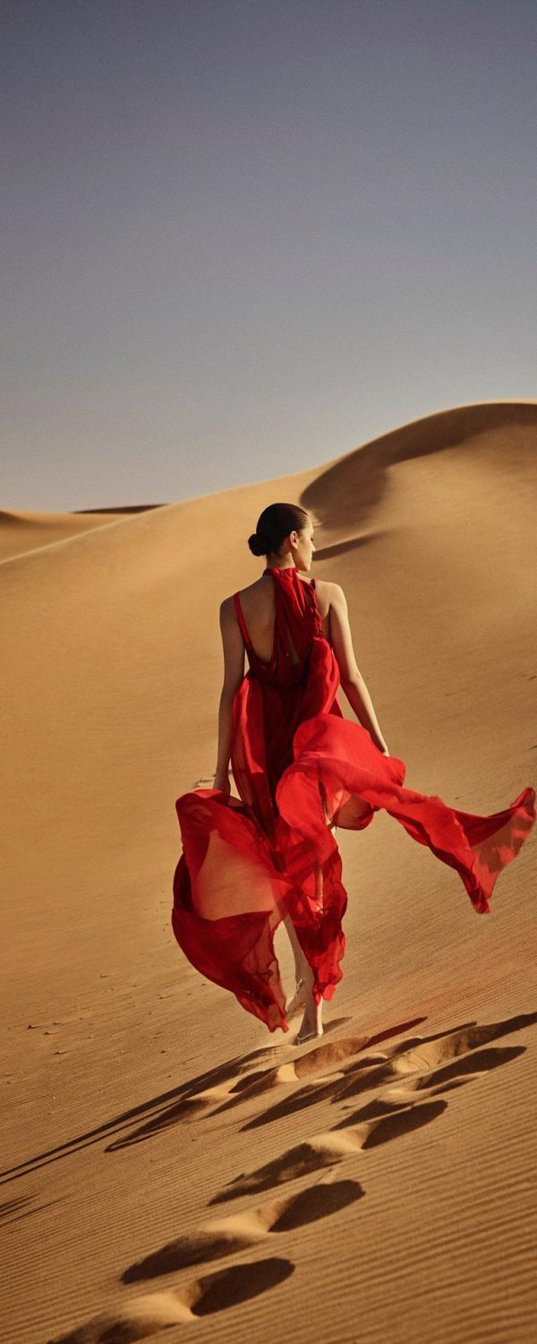 Девушка и пустыня