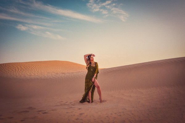 Девушка и пустыня