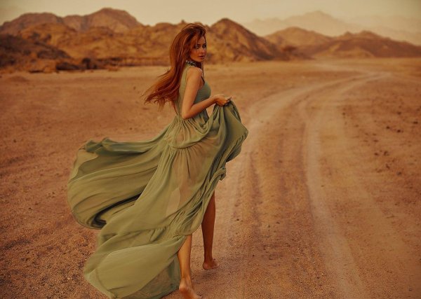 Девушка и пустыня