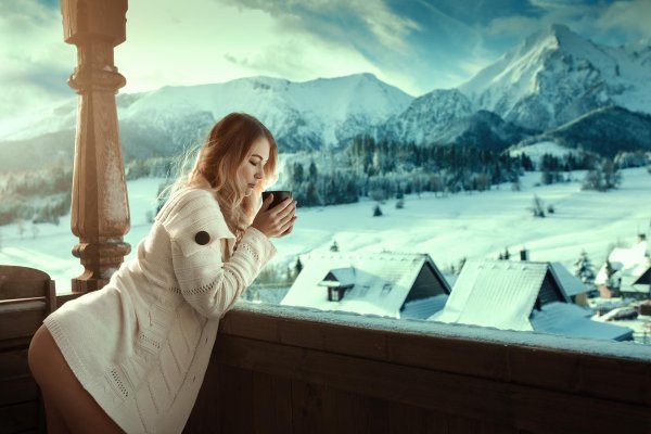 Девушка зимой дома