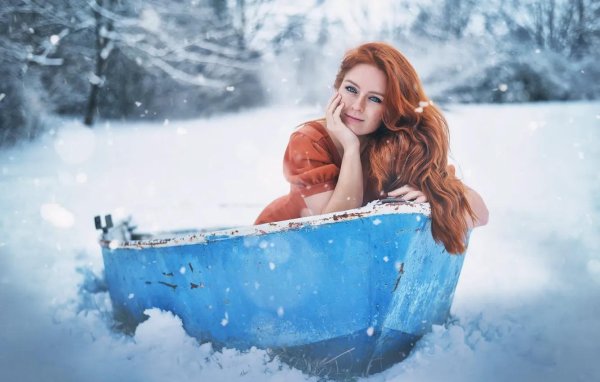 Девушка зимой дома