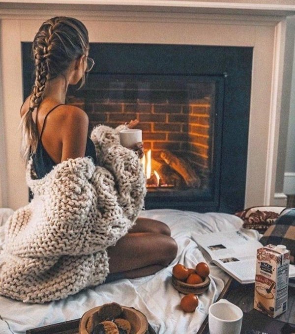 Девушка зимой дома