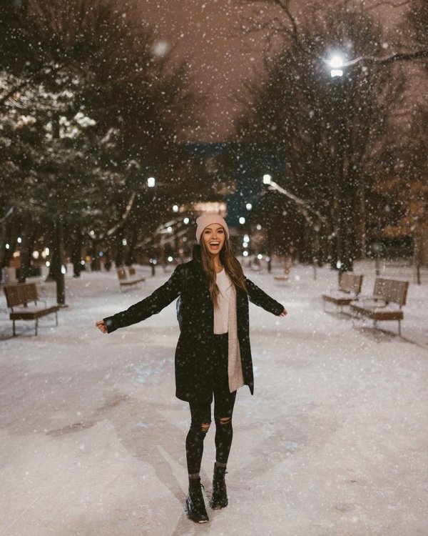 Девушка зимой дома