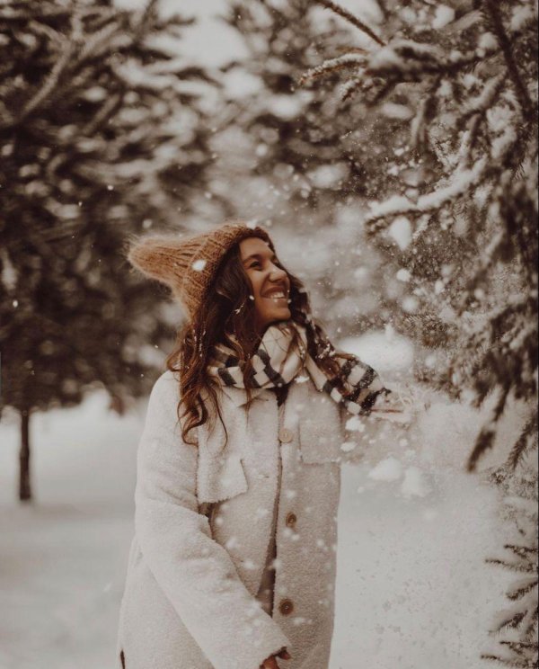 Девушка зимой дома