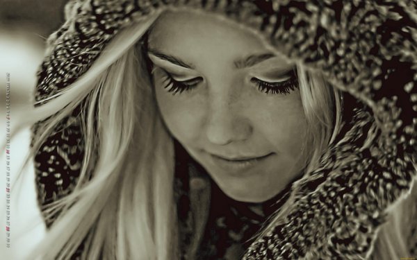 Девушка зимой дома