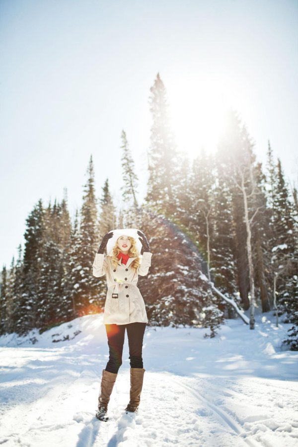 Девушка зимой дома