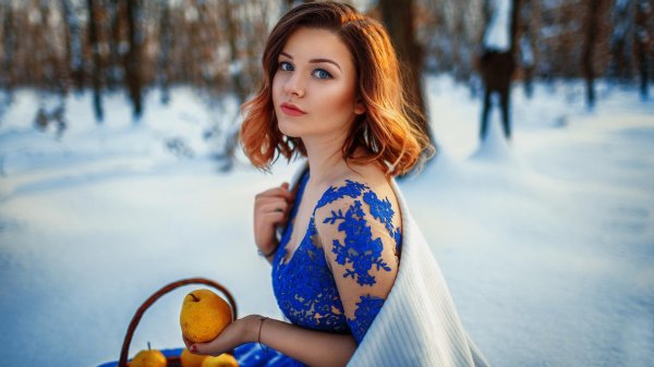 Девушка зимой дома