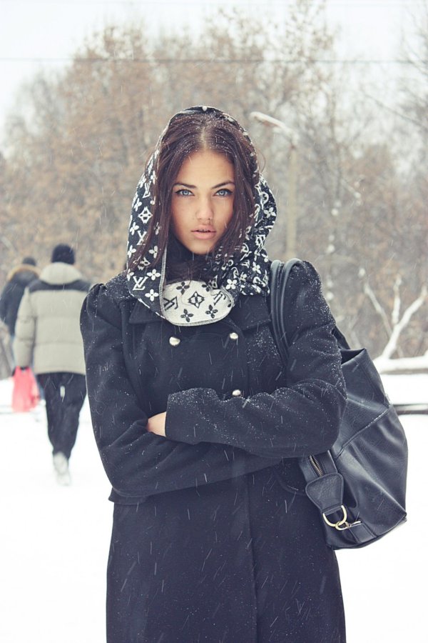 Девушка зимой дома