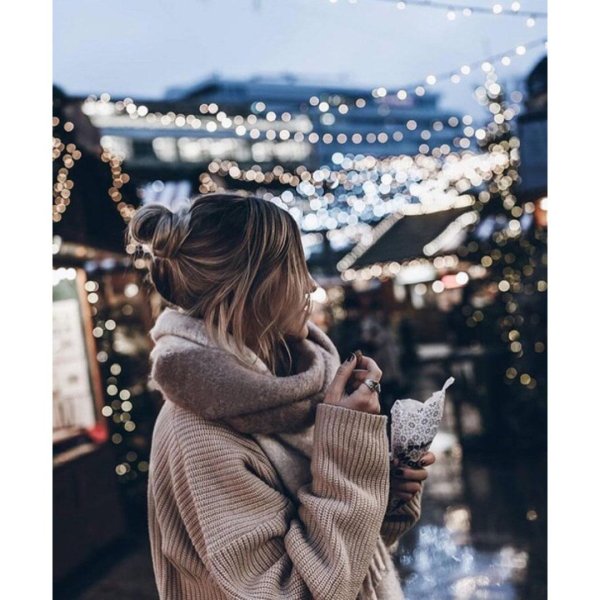 Девушка зимой дома