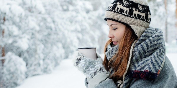 Девушка зимой дома