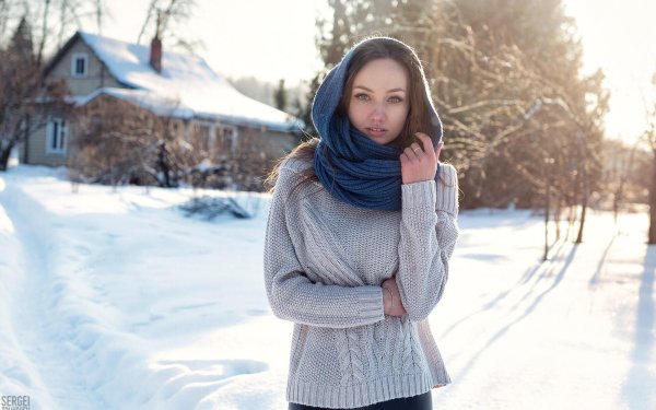 Девушка зимой дома