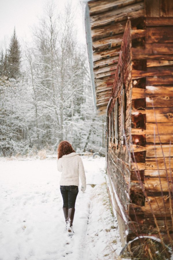 Девушка зимой дома