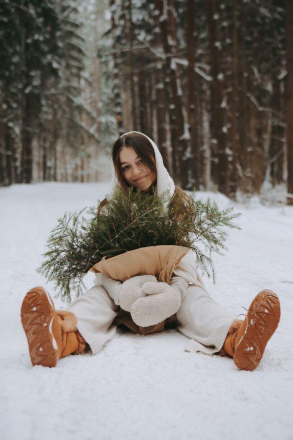 Девушка зимой дома