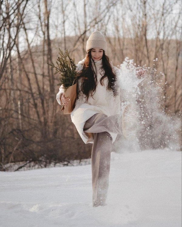 Девушка зимой дома