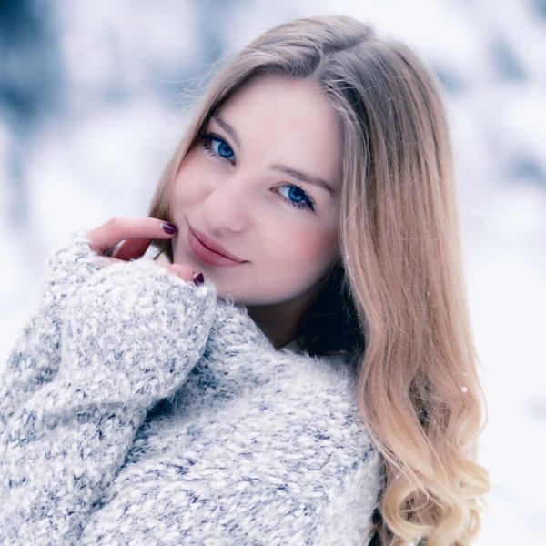 Девушка зимой дома