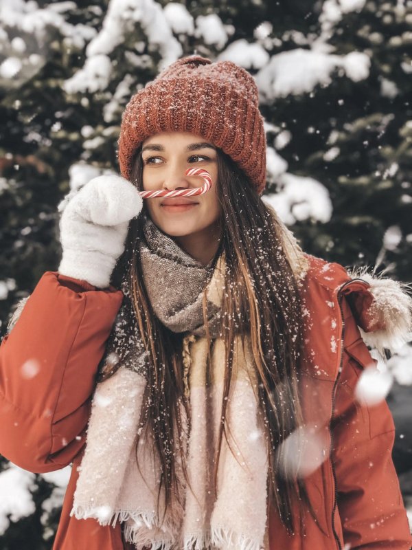 Девушка зимой дома