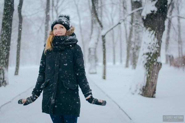 Девушка зимой дома