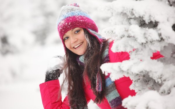 Девушка зимой дома