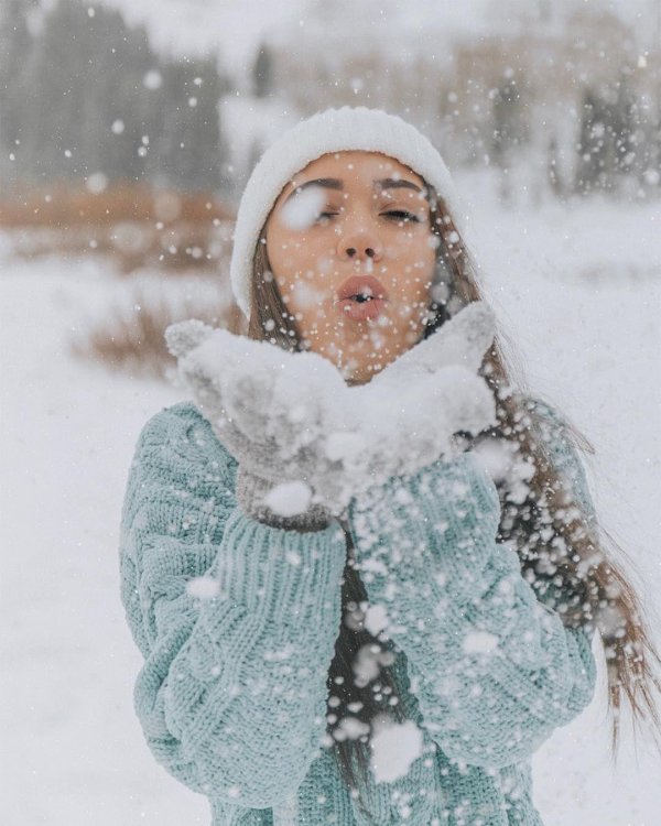 Девушка зимой дома