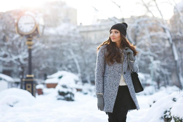 Девушка зимой дома