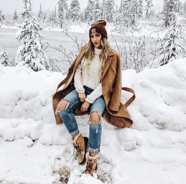 Девушка зимой дома