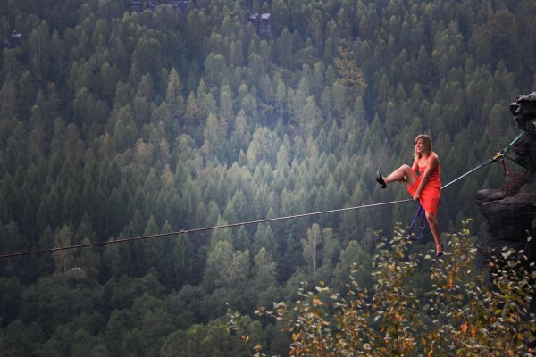 Девушка на канате