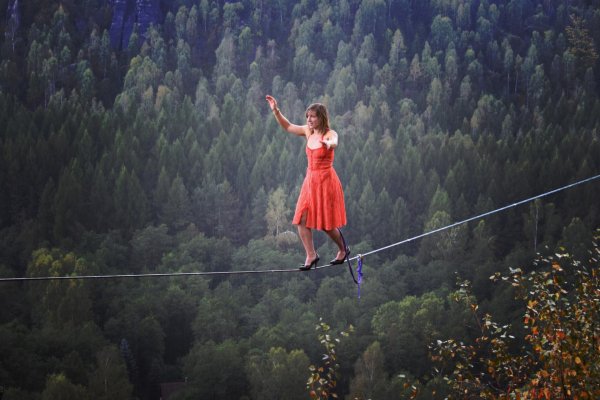 Девушка на канате