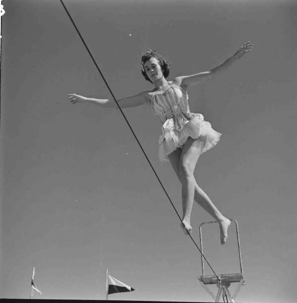 Девушка на канате