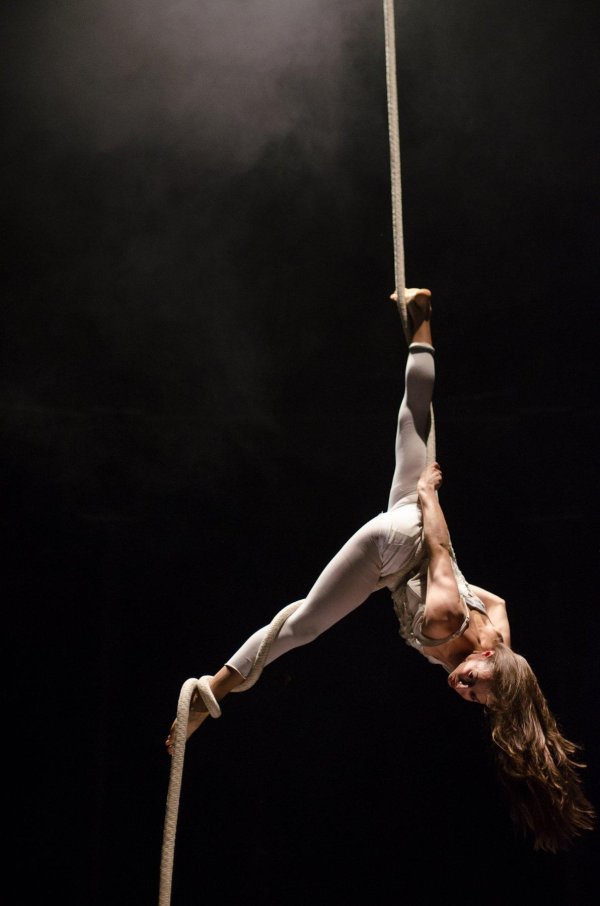 Девушка на канате