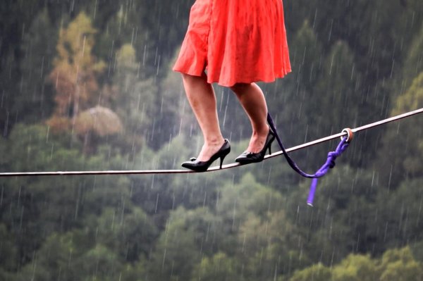 Девушка на канате