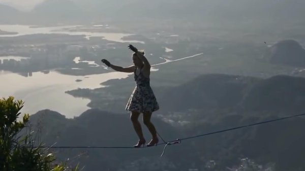 Девушка на канате