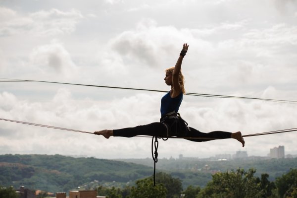 Девушка на канате