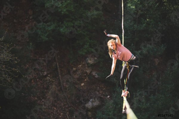 Девушка на канате